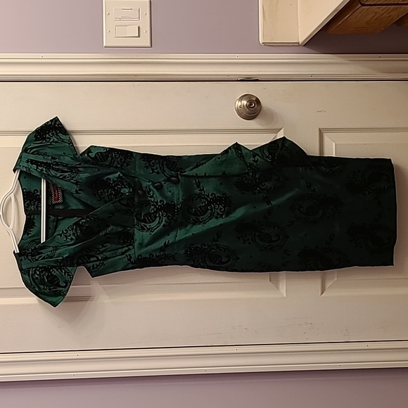 ๐ฆVoodoo Vixen Candy Ann Dress in Emerald Green/Black - Picture 4 of 16
